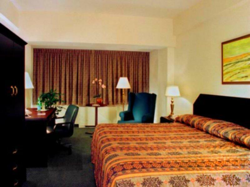 Armon Plaza Montreal Airpt, Trademark Collection By Wyndham Phòng bức ảnh