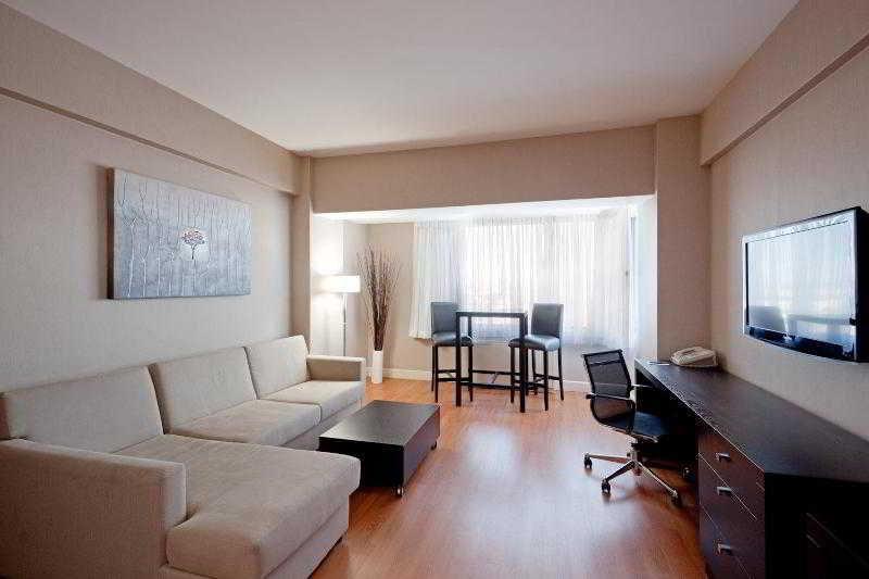 Armon Plaza Montreal Airpt, Trademark Collection By Wyndham Phòng bức ảnh